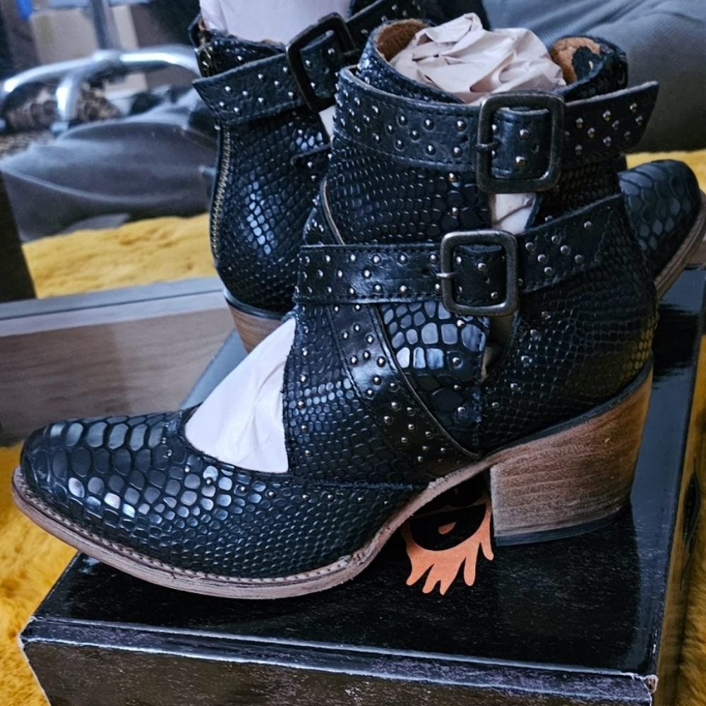 Freebird Saphire Black Snake Size 8
